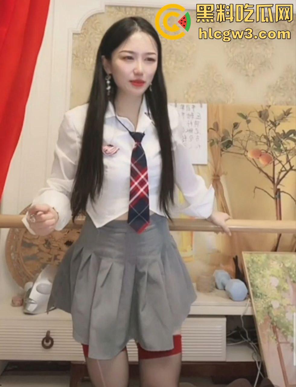 抖音网红『雅儿姐』直播玩重口 ,牛仔裤户外喷尿变喷泉,高潮喷水带屎上演离谱翻车,被超管现场拉闸!-8