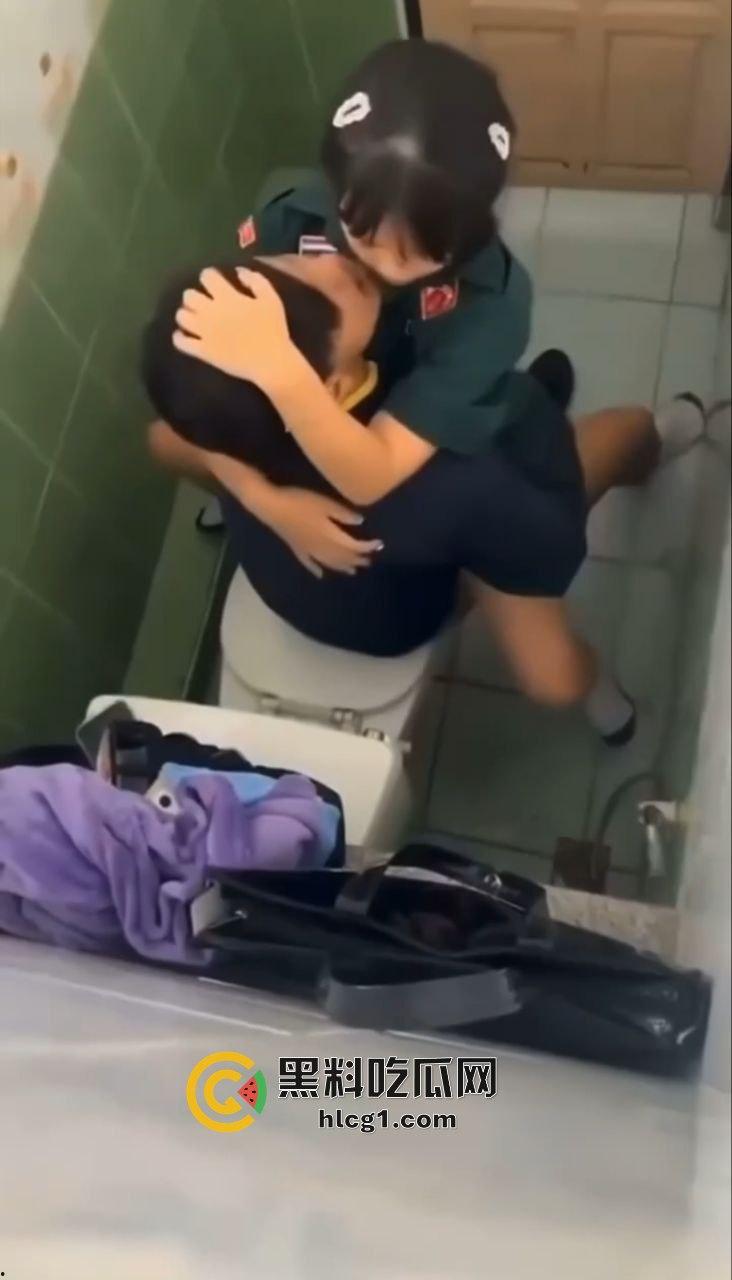 炸裂大瓜!泰国一军校 饥渴小情侣厕所双人运动 快活之际惨遭偷拍 视频曝光后女孩轻生-5