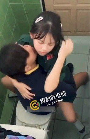 炸裂大瓜!泰国一军校 饥渴小情侣厕所双人运动 快活之际惨遭偷拍 视频曝光后女孩轻生-6