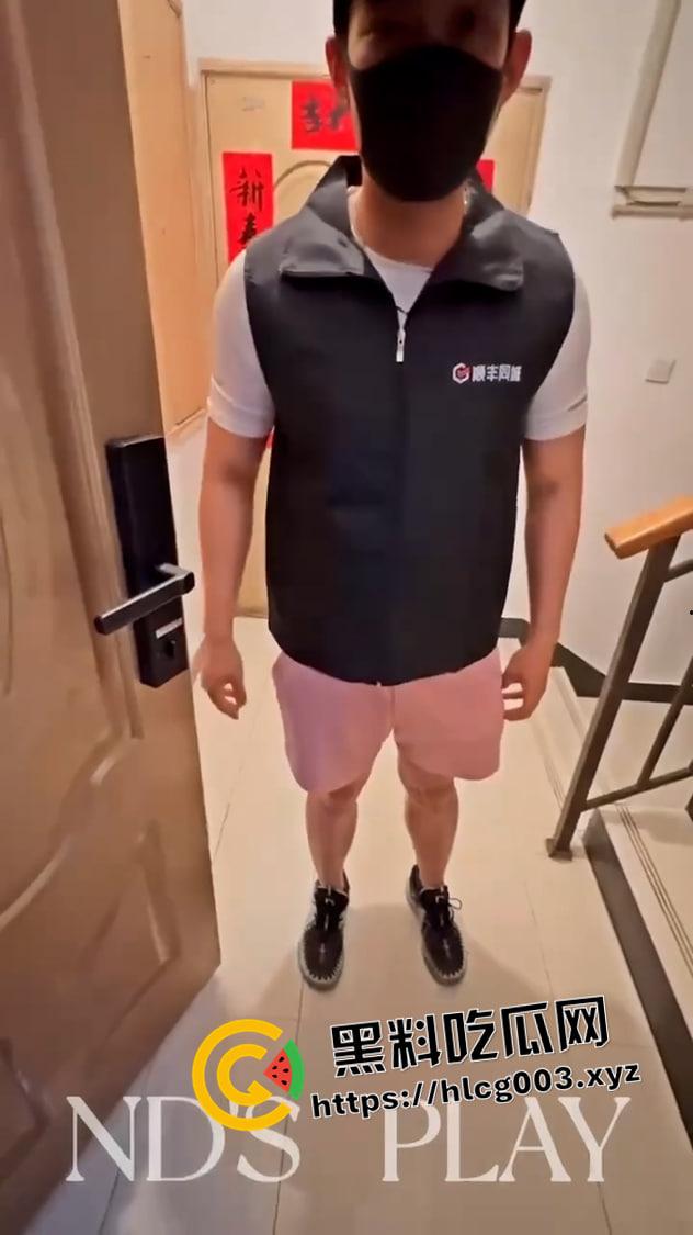 您的雪碧到了 但是屁眼发货！变态快递员送快递藏在肛门里 竟然都被直肠加热了-1