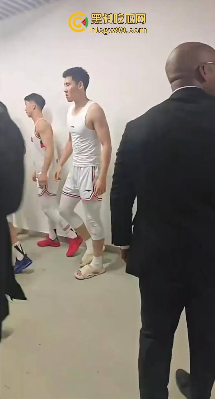 什么情况?广州男篮球员通道围堵山西男篮,打球不过瘾现在开始打人了,现场乱成一团!-2