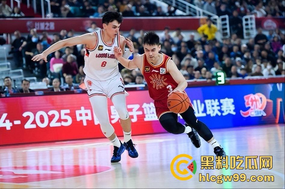 什么情况?广州男篮球员通道围堵山西男篮,打球不过瘾现在开始打人了,现场乱成一团!-3