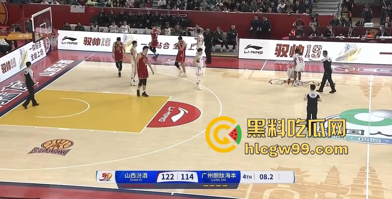 什么情况?广州男篮球员通道围堵山西男篮,打球不过瘾现在开始打人了,现场乱成一团!-4