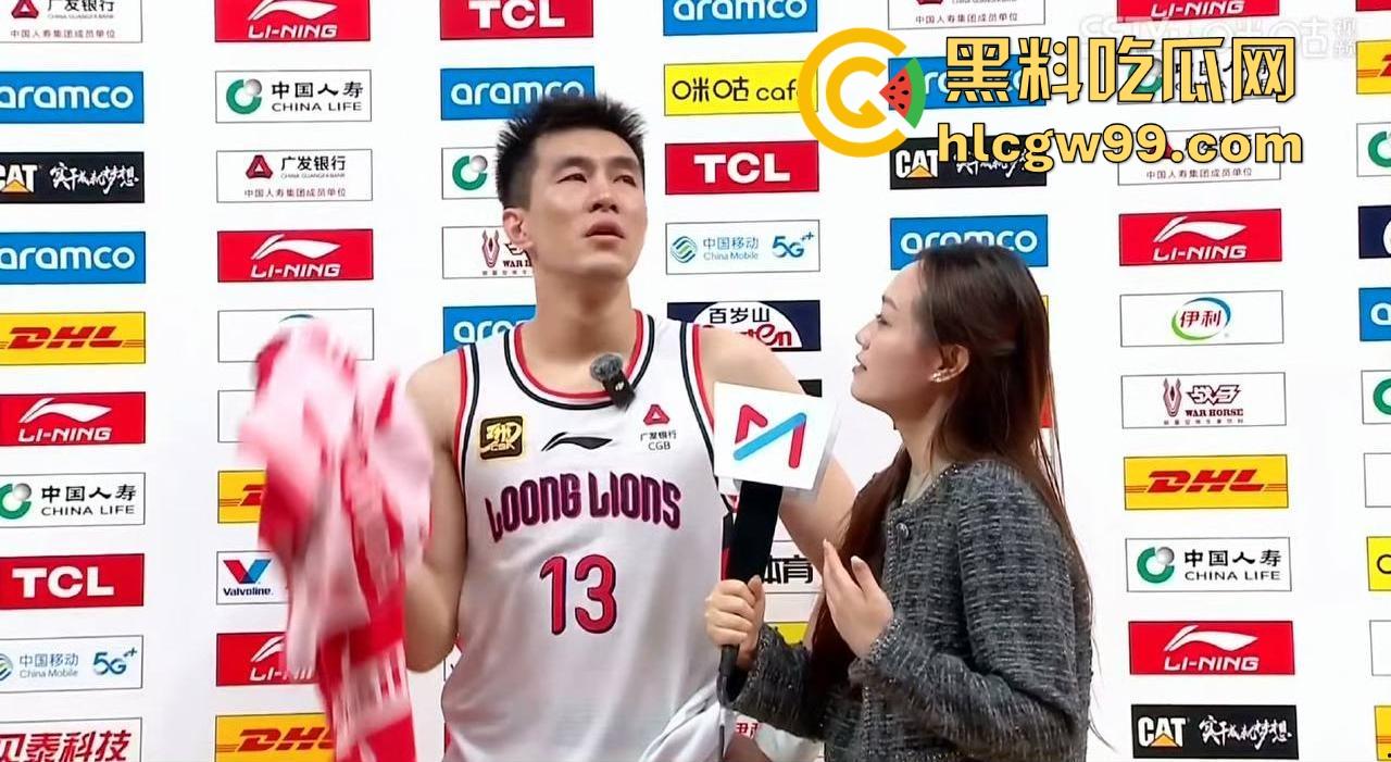 什么情况?广州男篮球员通道围堵山西男篮,打球不过瘾现在开始打人了,现场乱成一团!-5