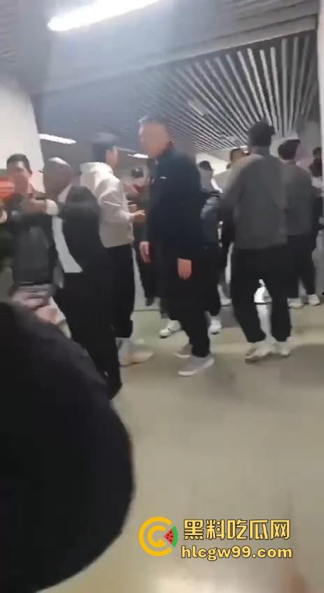 什么情况?广州男篮球员通道围堵山西男篮,打球不过瘾现在开始打人了,现场乱成一团!-6