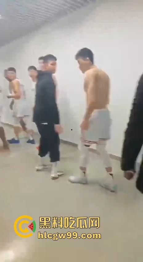 什么情况?广州男篮球员通道围堵山西男篮,打球不过瘾现在开始打人了,现场乱成一团!-7