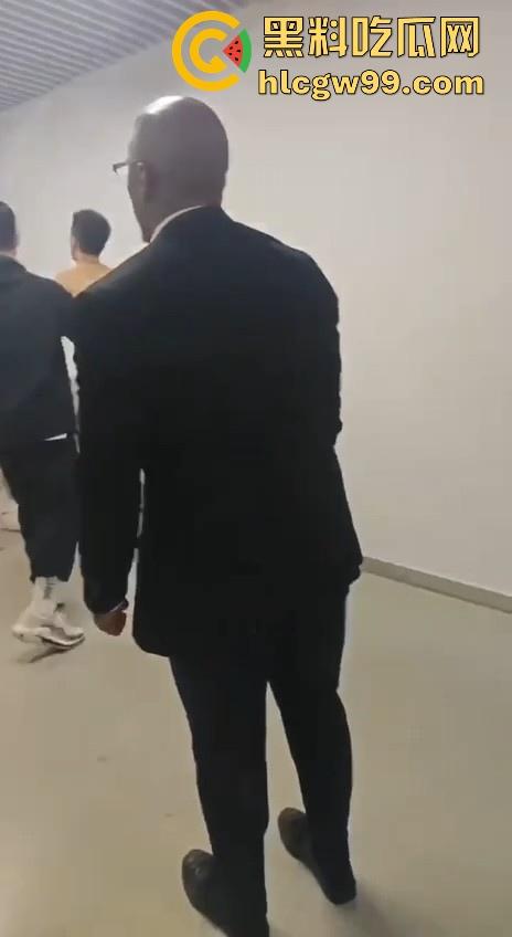 什么情况?广州男篮球员通道围堵山西男篮,打球不过瘾现在开始打人了,现场乱成一团!-8