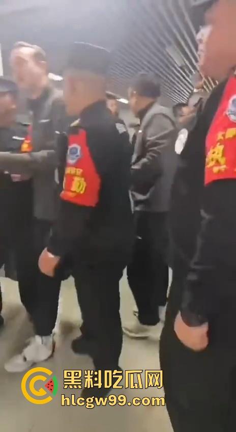 什么情况?广州男篮球员通道围堵山西男篮,打球不过瘾现在开始打人了,现场乱成一团!-9