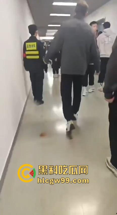 什么情况?广州男篮球员通道围堵山西男篮,打球不过瘾现在开始打人了,现场乱成一团!-10