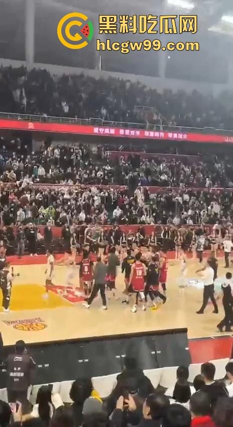 什么情况?广州男篮球员通道围堵山西男篮,打球不过瘾现在开始打人了,现场乱成一团!-11