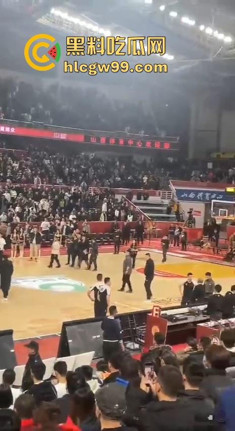 什么情况?广州男篮球员通道围堵山西男篮,打球不过瘾现在开始打人了,现场乱成一团!-12