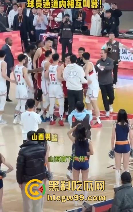 什么情况?广州男篮球员通道围堵山西男篮,打球不过瘾现在开始打人了,现场乱成一团!-13