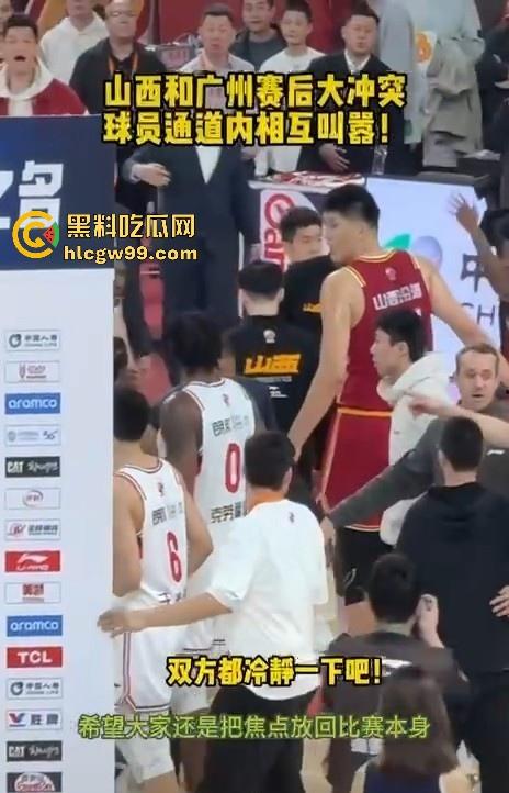什么情况?广州男篮球员通道围堵山西男篮,打球不过瘾现在开始打人了,现场乱成一团!-15