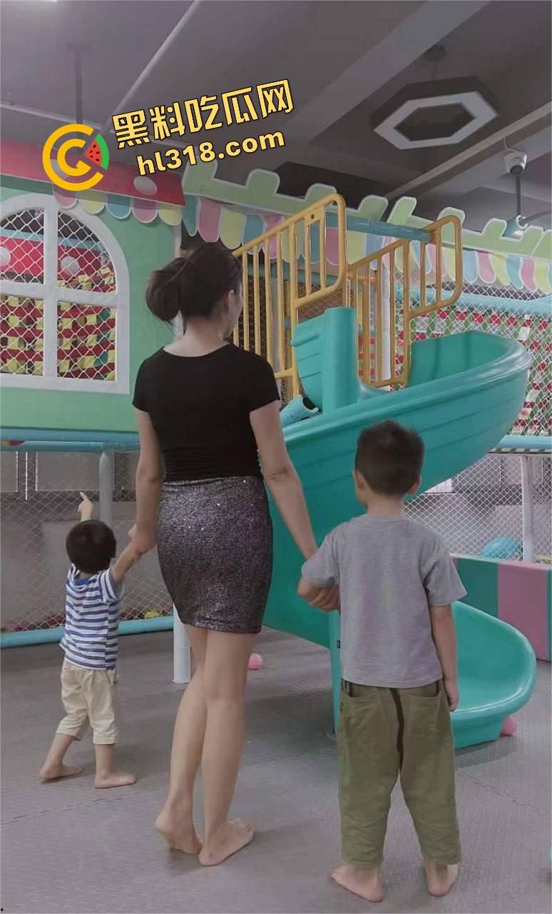 丝袜人妻带娃伪正经，私底下变极品骚母狗，户外露尿肥臀开裆丝袜，配合小伙鸡巴进进出出，骚话满嘴喷射！-3