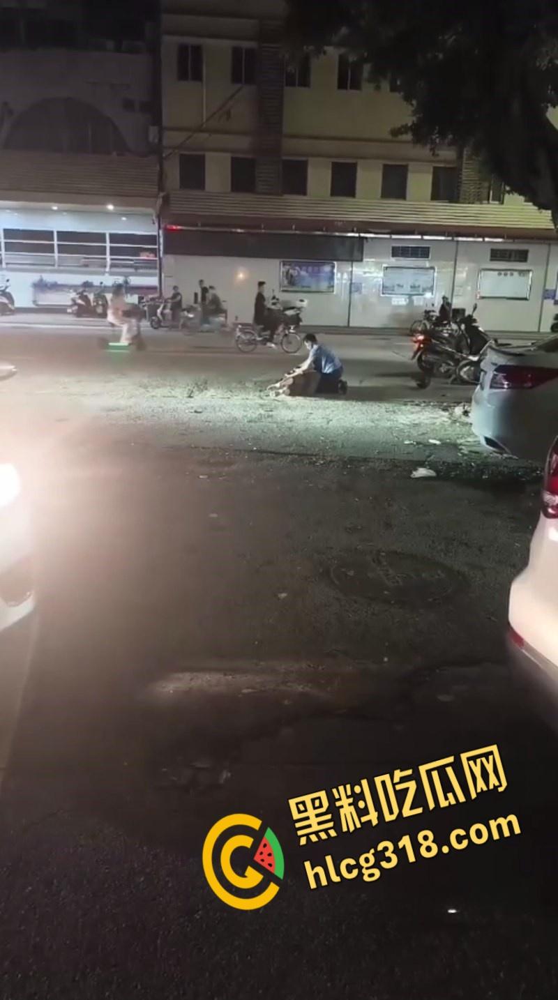 新会新桥路头盔男持刀砍人，被打男子被狠狠按在地上，一刀接着一刀，场面血腥  ！-2