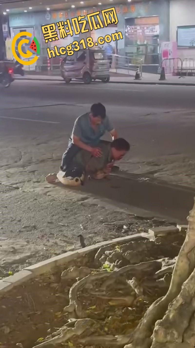 新会新桥路头盔男持刀砍人，被打男子被狠狠按在地上，一刀接着一刀，场面血腥  ！-3