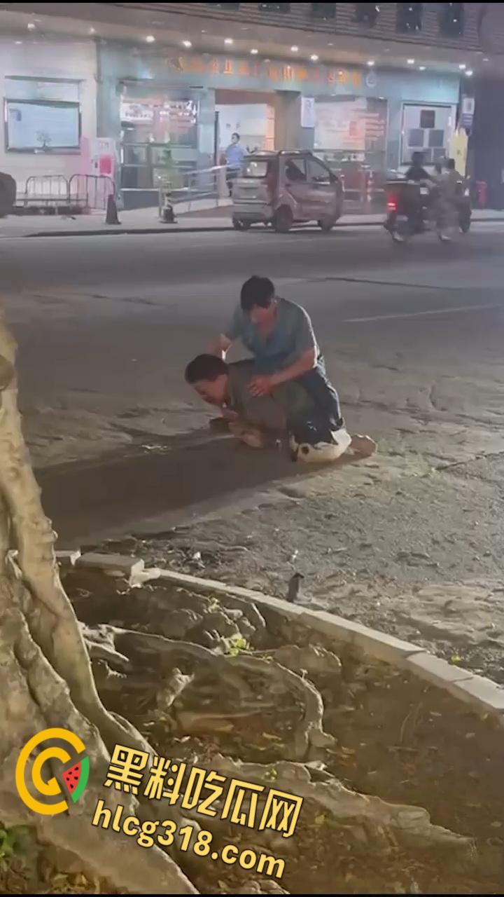 新会新桥路头盔男持刀砍人，被打男子被狠狠按在地上，一刀接着一刀，场面血腥  ！-4