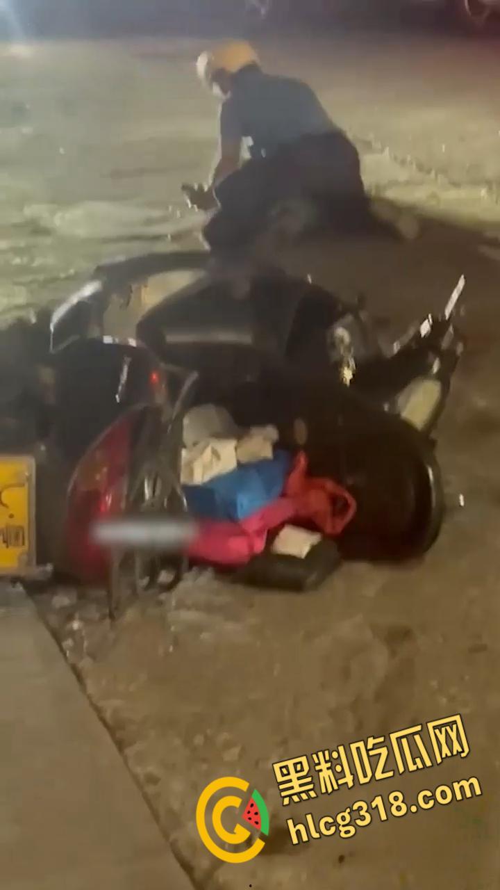 新会新桥路头盔男持刀砍人，被打男子被狠狠按在地上，一刀接着一刀，场面血腥  ！-5