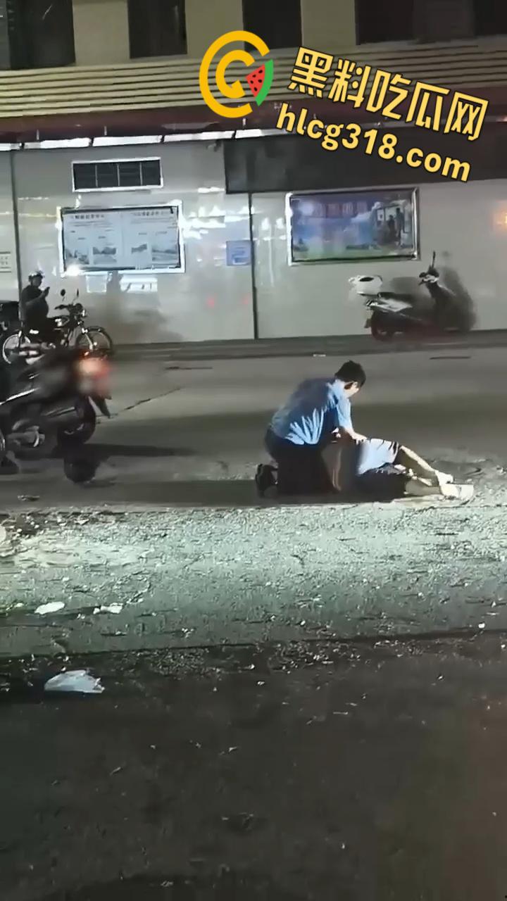 新会新桥路头盔男持刀砍人，被打男子被狠狠按在地上，一刀接着一刀，场面血腥  ！-7