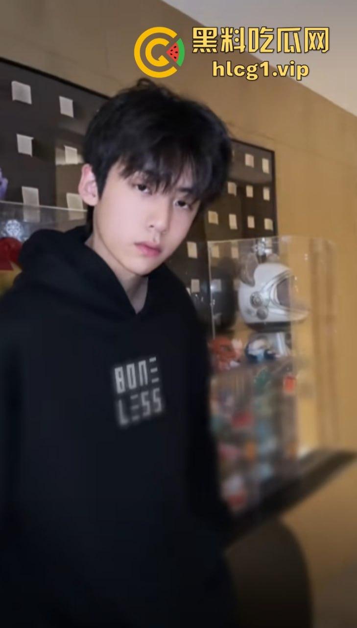 庞博文塌房？【庞博文】军训粉丝事件惹争议后 被扒出与【车晚晚】两人的开房视频！-4