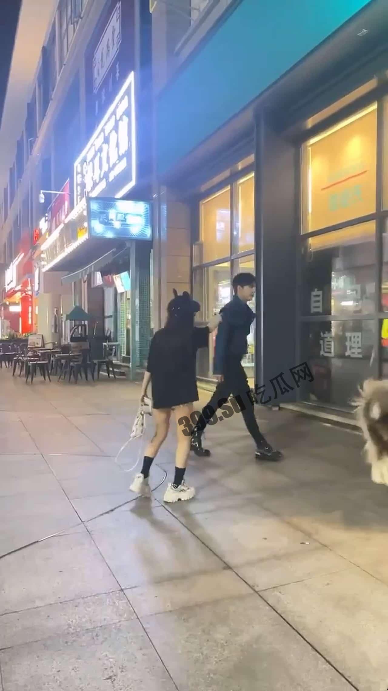 4月27日广东阳江的网红,江女生带他来江门,俩人不是男女朋友,男的睡完她又睡她朋友,女的气不过要来揭穿男子-2