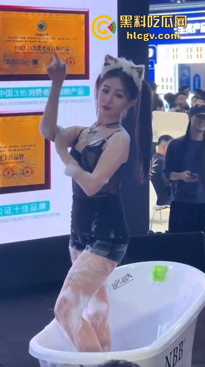 2024广州性文化博览会湿身诱惑全开!大胸妹湿身舔胸,玩具道具琳琅满目,尺度保守却撩人至极!-13