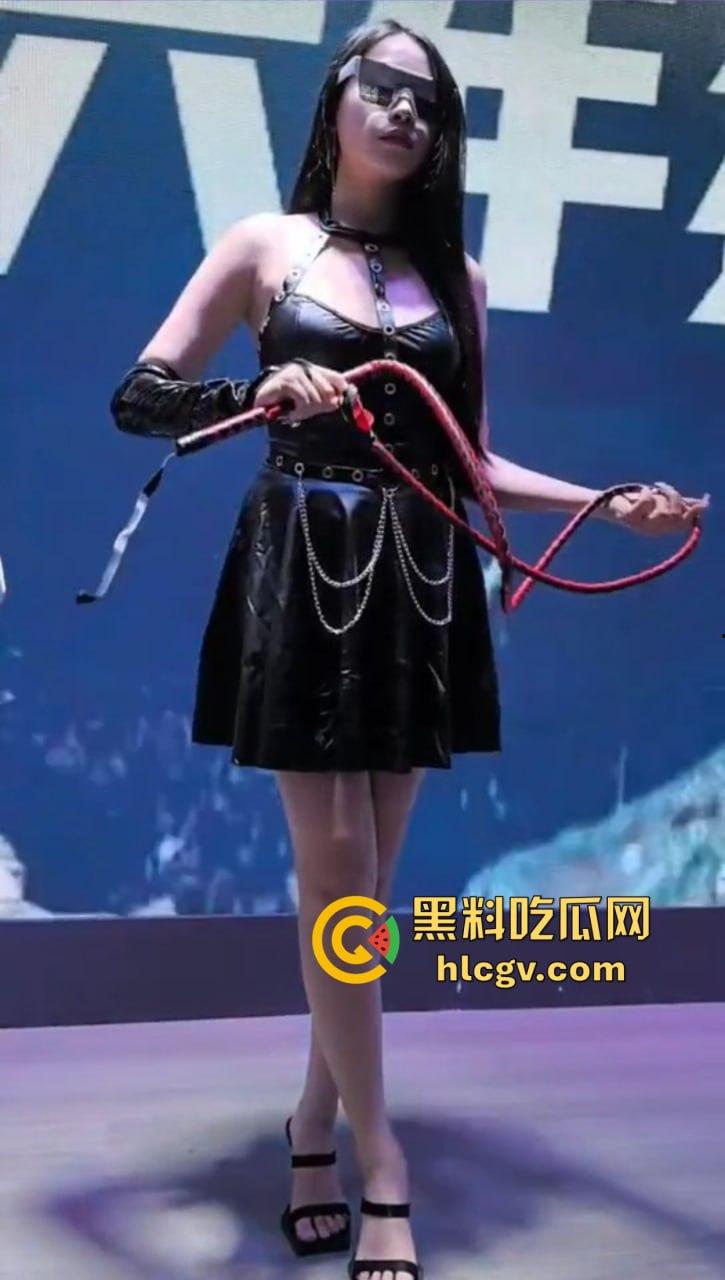 2024广州性文化博览会湿身诱惑全开!大胸妹湿身舔胸,玩具道具琳琅满目,尺度保守却撩人至极!-14