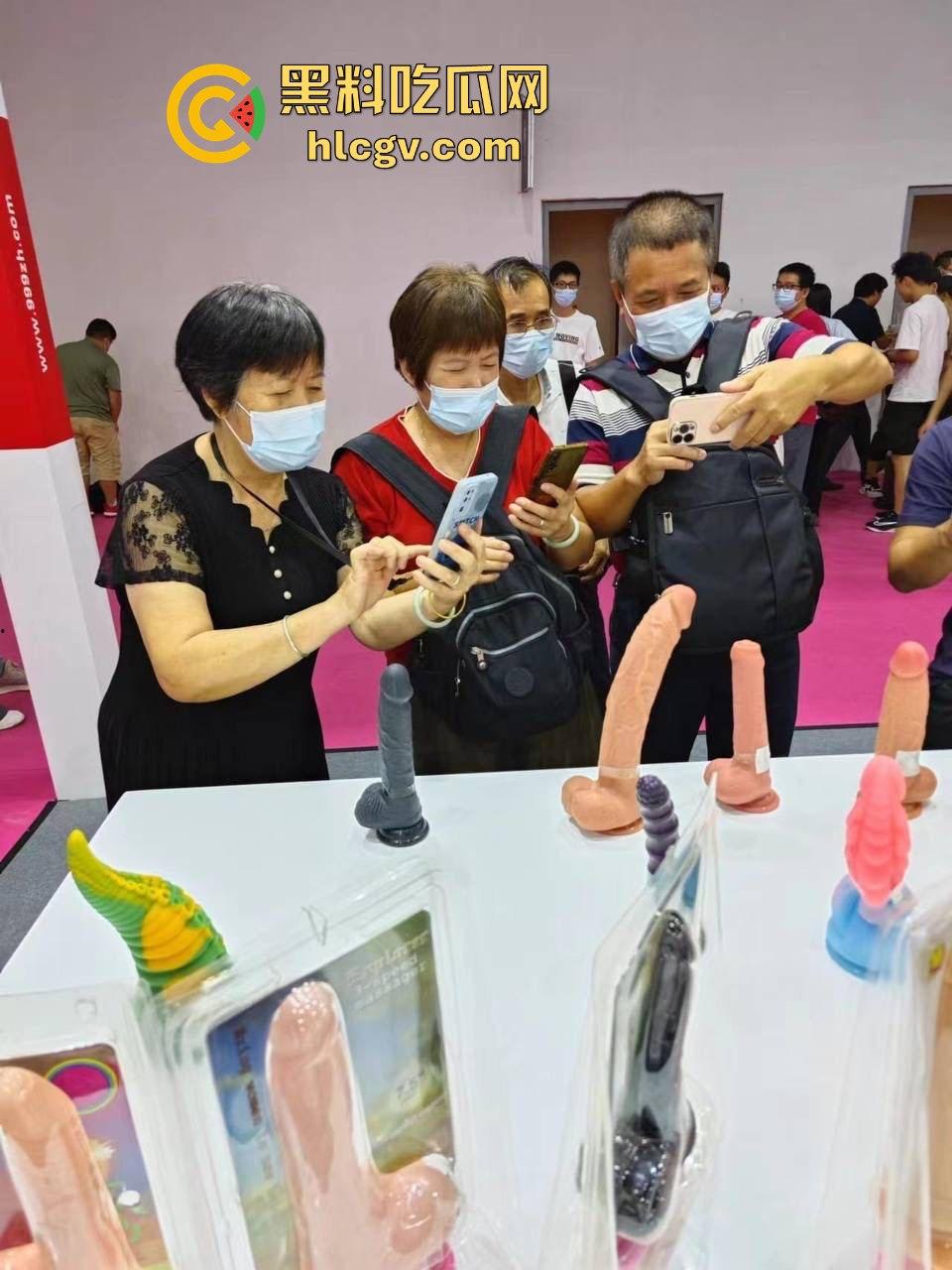 2024广州性文化博览会湿身诱惑全开!大胸妹湿身舔胸,玩具道具琳琅满目,尺度保守却撩人至极!-17