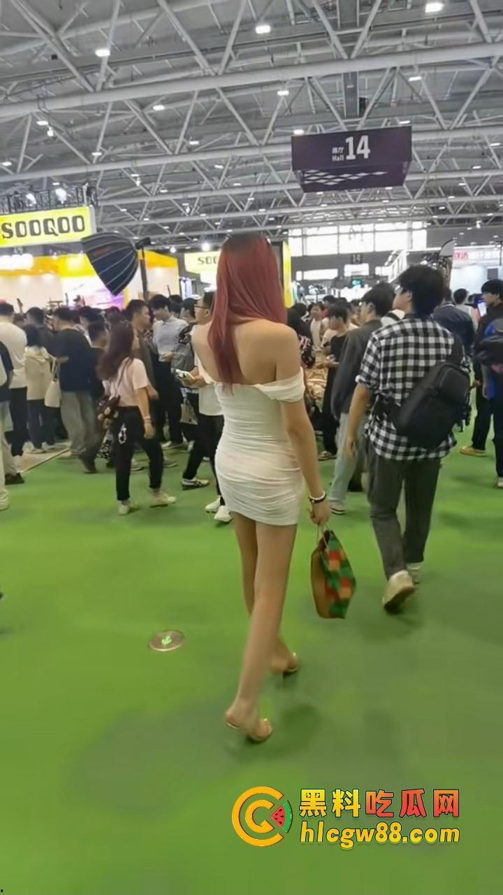 深圳车展『宫梦儿』靠露逼毛一天涨粉1万,车模个个会玩大秀骚操作质量逆天,这个行业真是卷疯了!-14