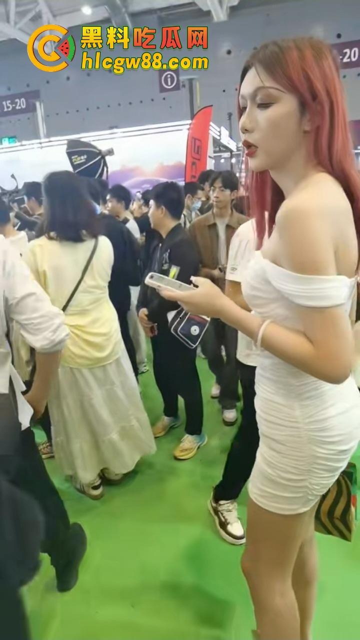 深圳车展『宫梦儿』靠露逼毛一天涨粉1万,车模个个会玩大秀骚操作质量逆天,这个行业真是卷疯了!-15