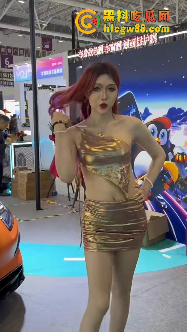 深圳车展『宫梦儿』靠露逼毛一天涨粉1万,车模个个会玩大秀骚操作质量逆天,这个行业真是卷疯了!-17