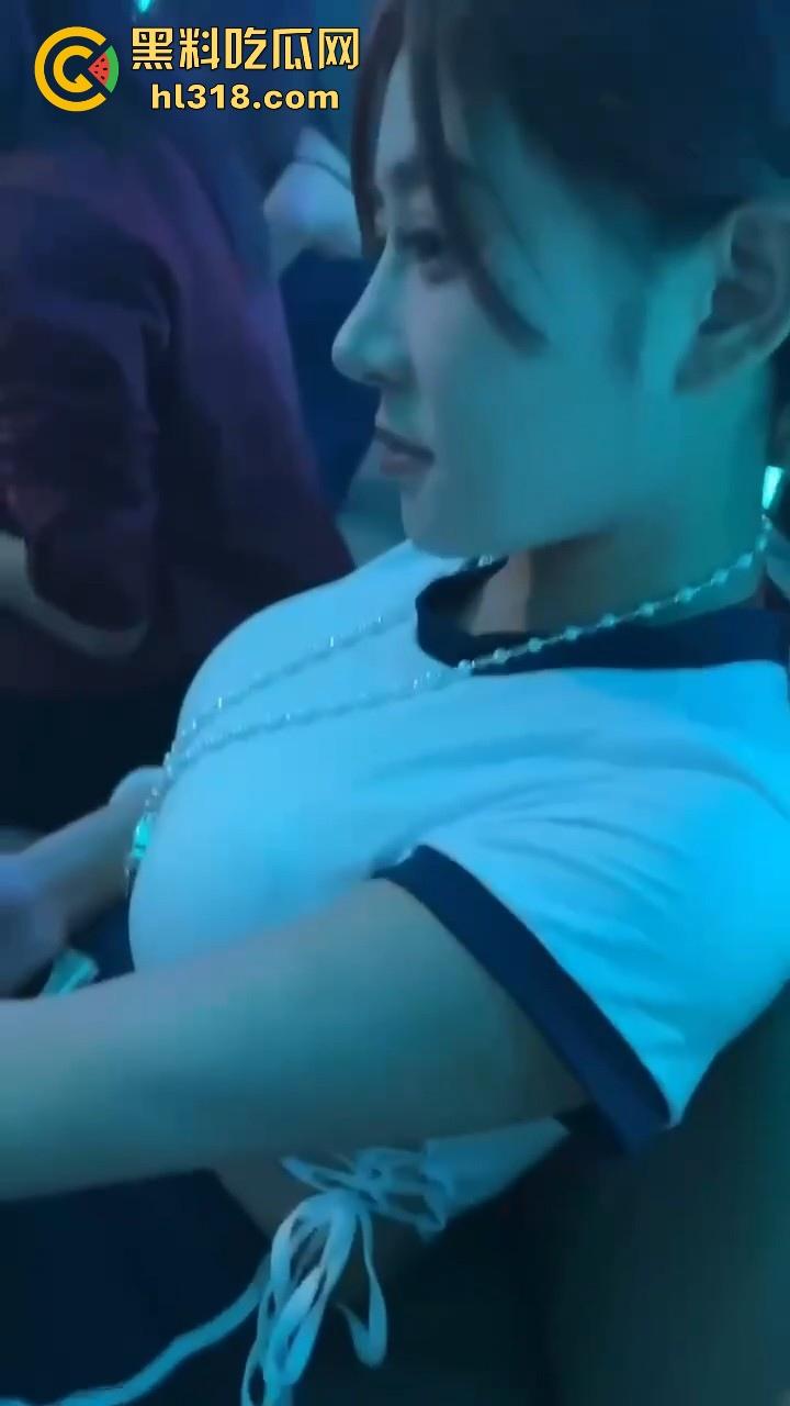 顶级富人圈淫乱奢侈的一角!顶级会所名媛盛宴,富哥们会所嗨完直接带回酒店啪啪,极其淫乱!-2