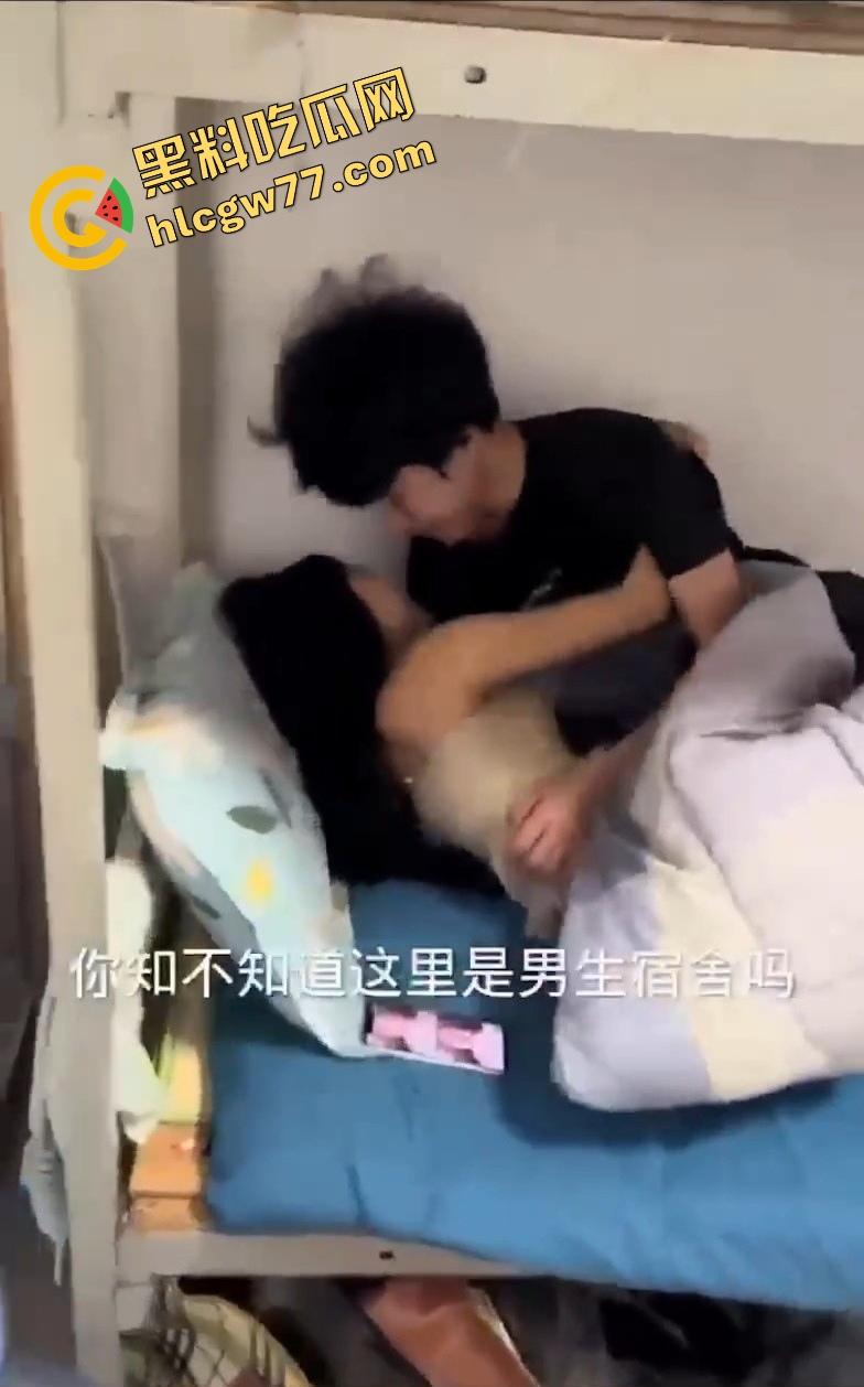 广西老表真会玩,带女友宿舍开车,下铺抱操缠成一团,上铺兄弟瑟瑟发抖快抑郁了!-2