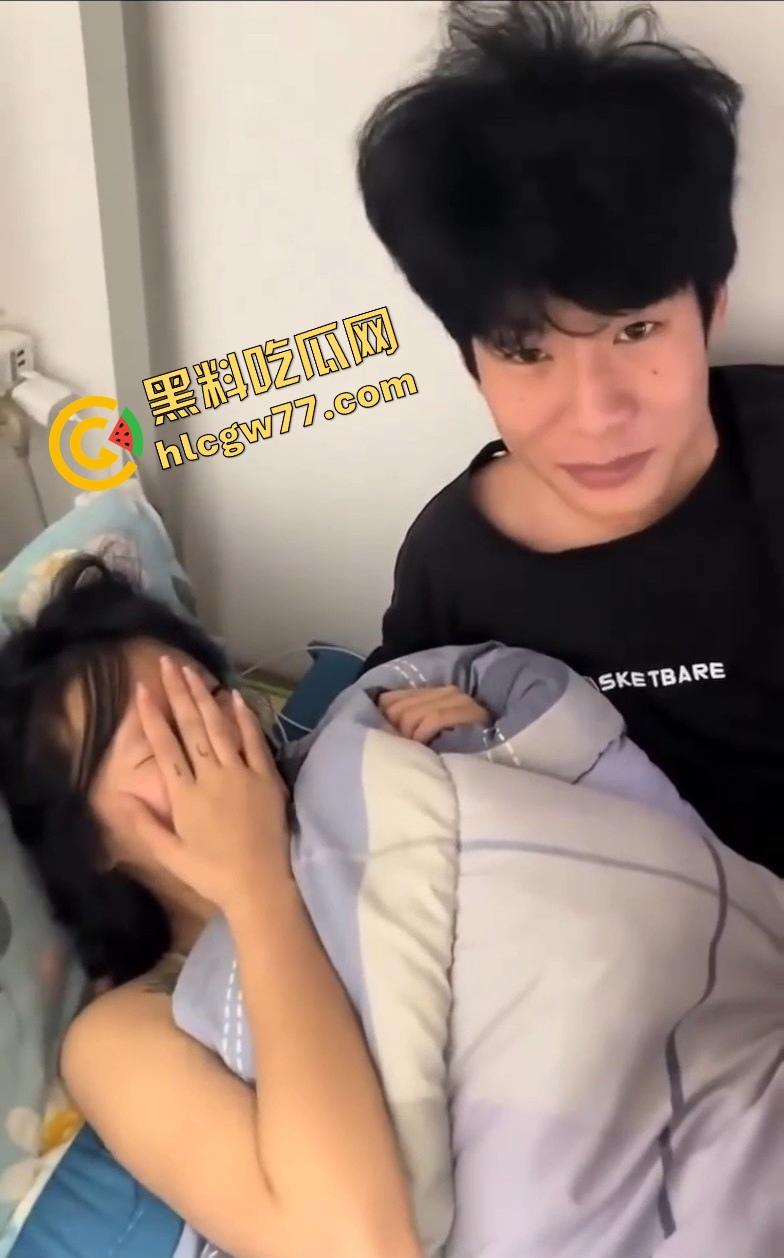 广西老表真会玩,带女友宿舍开车,下铺抱操缠成一团,上铺兄弟瑟瑟发抖快抑郁了!-6