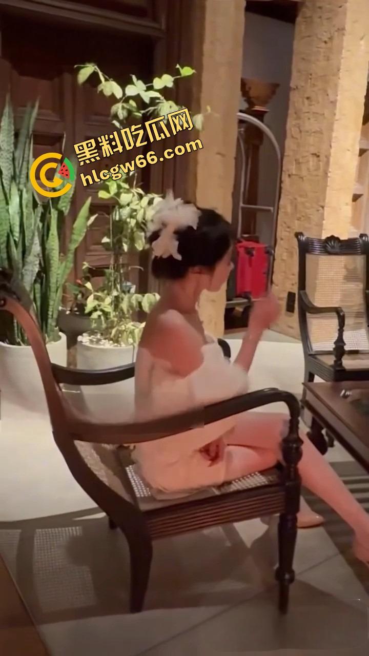 国产骚货走向世界，御姐『彤彤乖』赌场当众掀裙露逼，出租车上撩印度三哥，真没被射穿算她命硬！-4