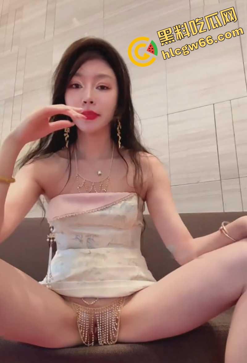 国产骚货走向世界，御姐『彤彤乖』赌场当众掀裙露逼，出租车上撩印度三哥，真没被射穿算她命硬！-10