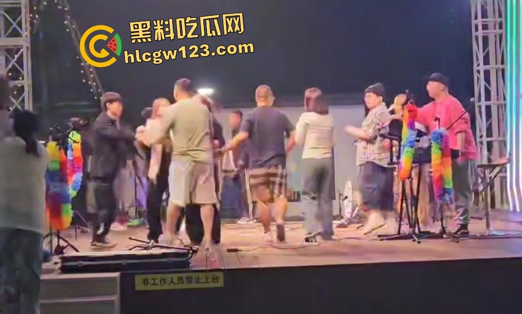 舞台上惊天黑料老婆被猥亵,妻子还抱老公让几人打成猪头,事后老公查出老婆出轨!-8