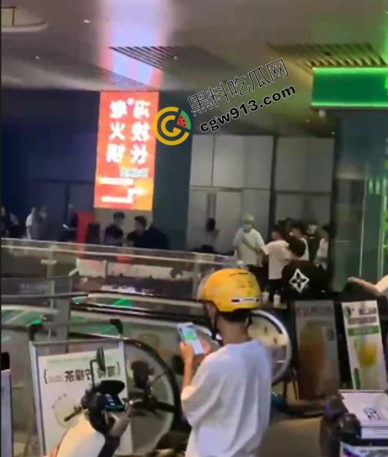 四川成都万达广场上演现实版古惑仔血战,精神小伙火爆互殴,商场一片狼藉,网友直呼比电影更震撼-1