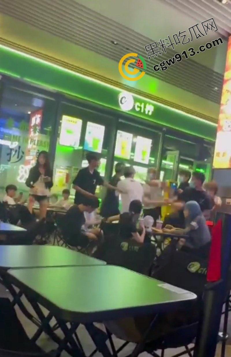 四川成都万达广场上演现实版古惑仔血战,精神小伙火爆互殴,商场一片狼藉,网友直呼比电影更震撼-3