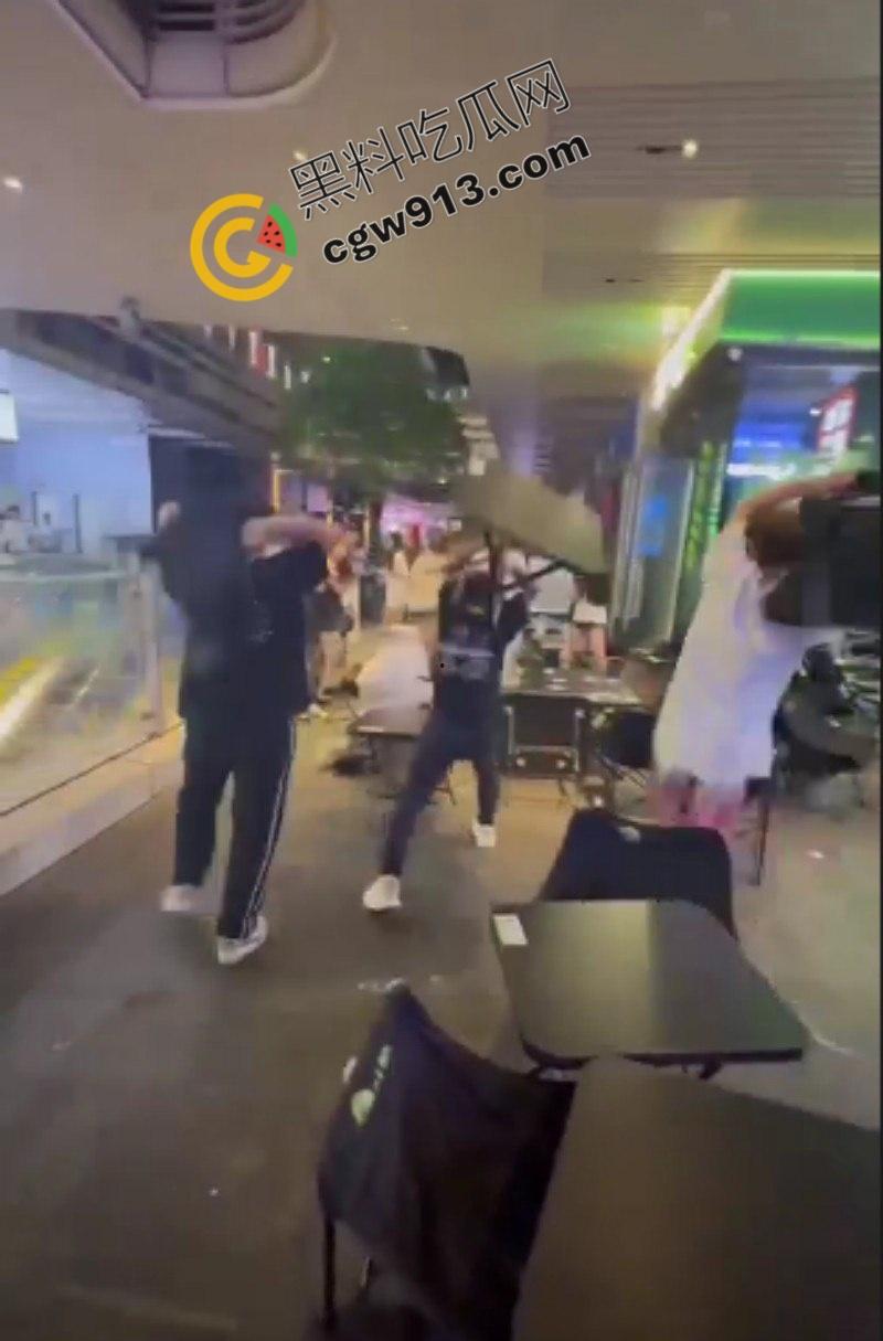 四川成都万达广场上演现实版古惑仔血战,精神小伙火爆互殴,商场一片狼藉,网友直呼比电影更震撼-4