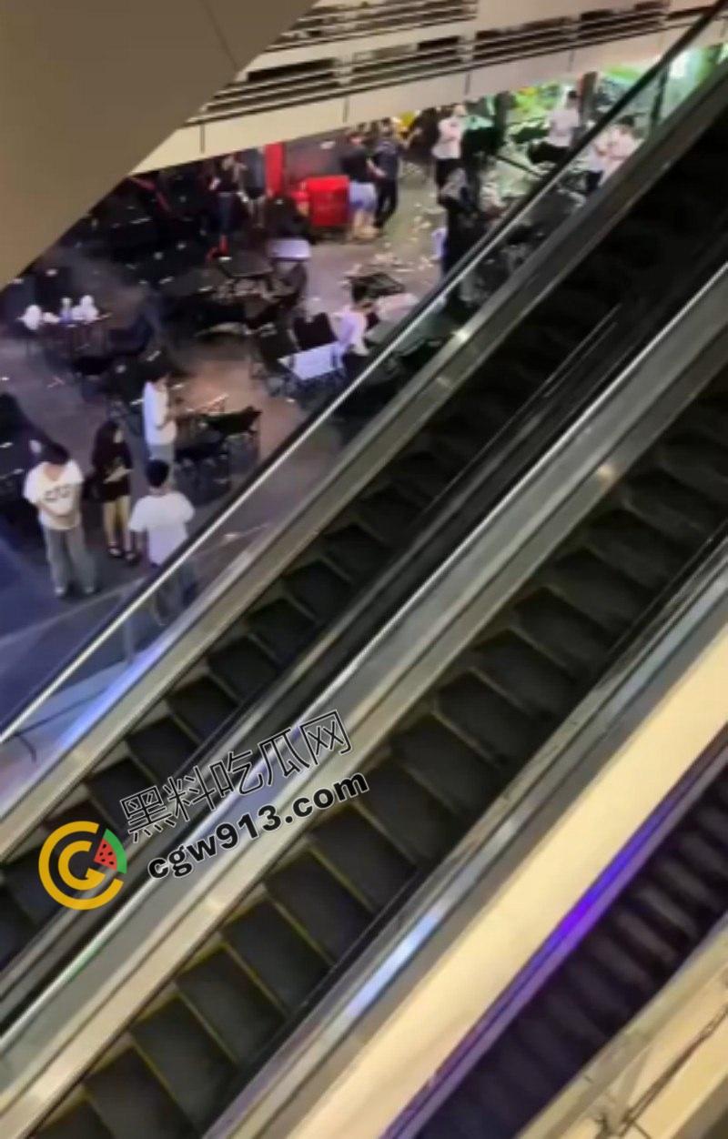 四川成都万达广场上演现实版古惑仔血战,精神小伙火爆互殴,商场一片狼藉,网友直呼比电影更震撼-6