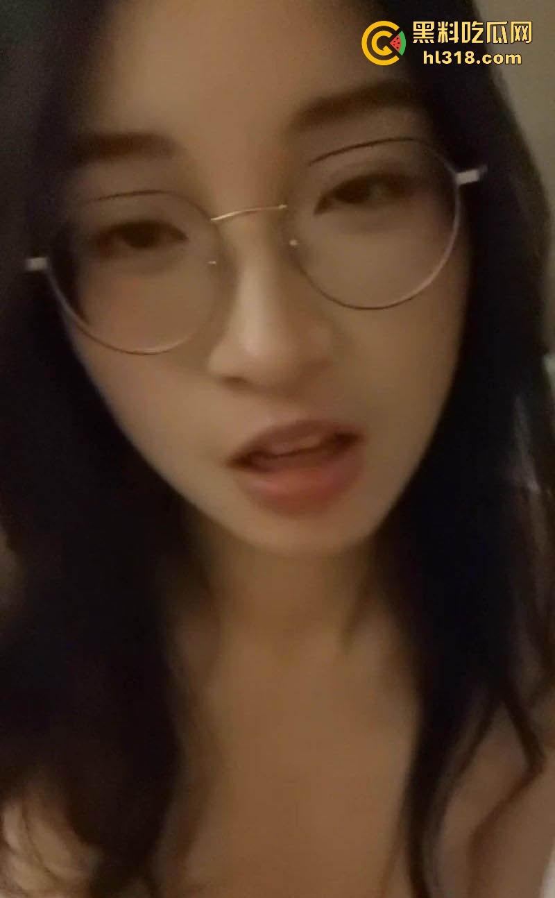 华南师范大学眼镜嫩妹被调教成风骚小母狗,全裸勇闯男厕所,男生寝室激情做爱露脸口交反差拉满!-1