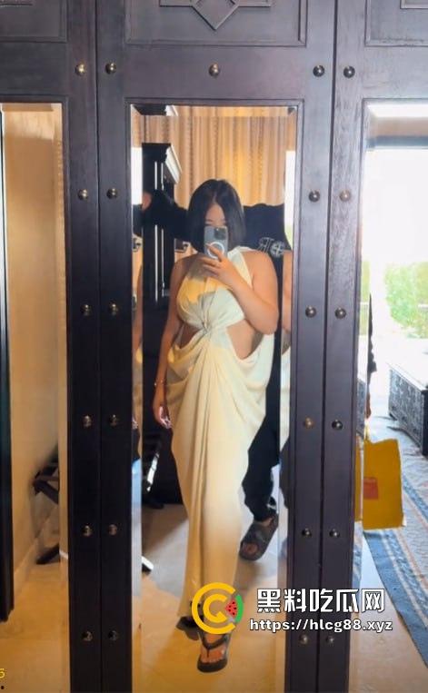 抖音百万粉贱婊【兔兔1104】反差少妇不雅视频满天飞,绝美骚逼勾魂操人,装你妈的清纯啊!-5