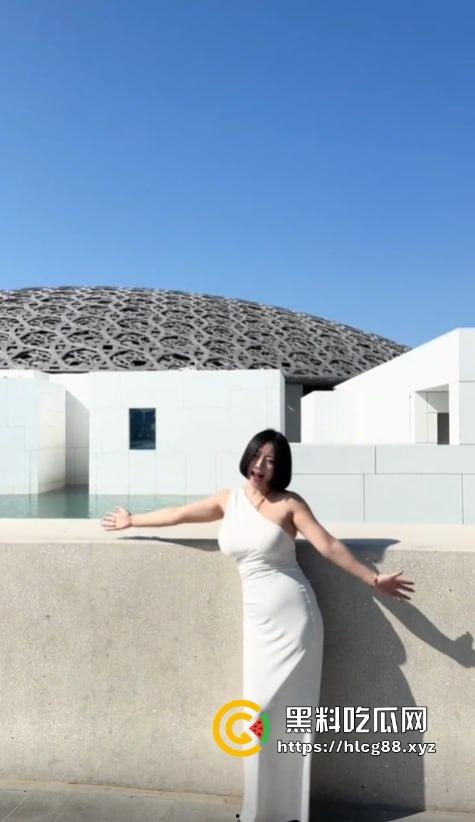 抖音百万粉贱婊【兔兔1104】反差少妇不雅视频满天飞,绝美骚逼勾魂操人,装你妈的清纯啊!-6