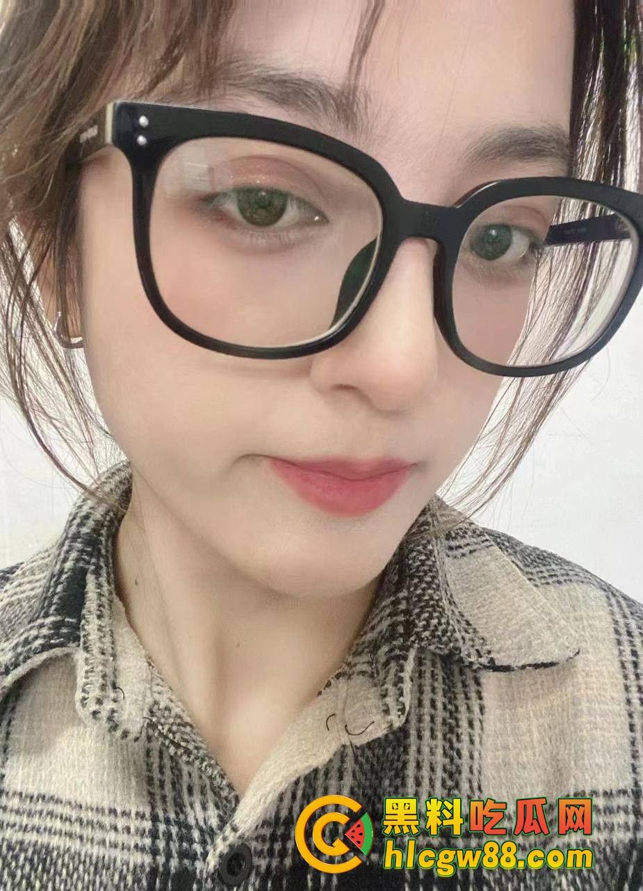 新疆乌鲁木齐财经学院『夏赫曼古丽』混血眼镜婊被颜射满脸，鸡巴吃得香喷喷，管他清不清真照吃不误！-5