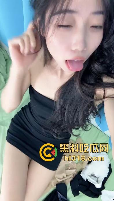 骚逼精神小妹把男朋友带回宿舍打炮,席地而坐直接猛插,现场鲜艳无比,妹子上铺室友看得逼都快湿了!-1