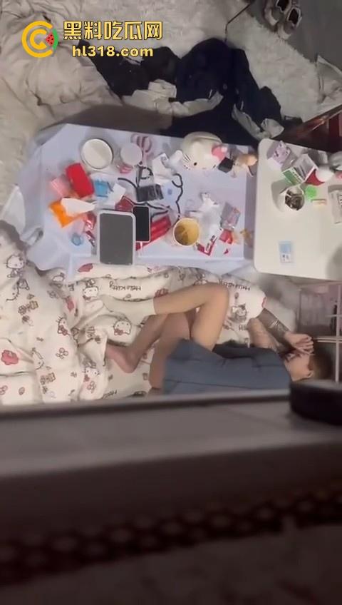 骚逼精神小妹把男朋友带回宿舍打炮,席地而坐直接猛插,现场鲜艳无比,妹子上铺室友看得逼都快湿了!-3