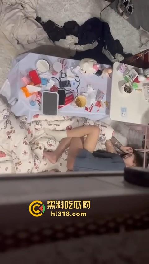 骚逼精神小妹把男朋友带回宿舍打炮,席地而坐直接猛插,现场鲜艳无比,妹子上铺室友看得逼都快湿了!-4