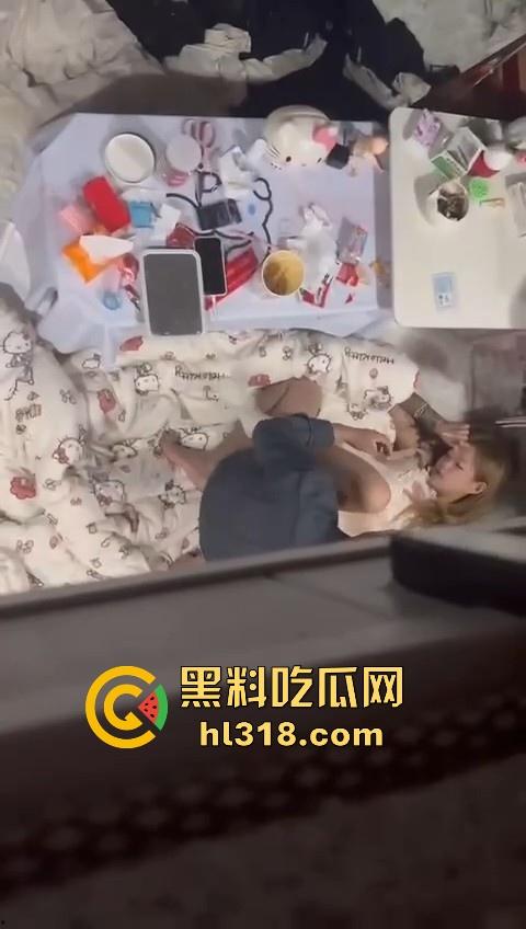 骚逼精神小妹把男朋友带回宿舍打炮,席地而坐直接猛插,现场鲜艳无比,妹子上铺室友看得逼都快湿了!-5