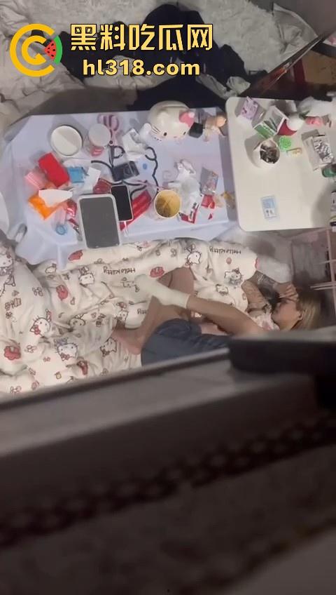 骚逼精神小妹把男朋友带回宿舍打炮,席地而坐直接猛插,现场鲜艳无比,妹子上铺室友看得逼都快湿了!-7